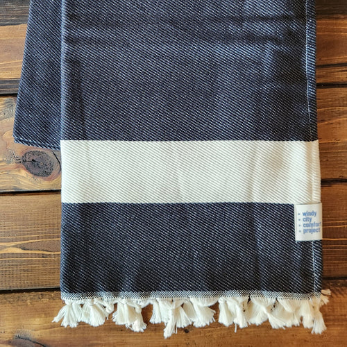 Essential Throw - Black